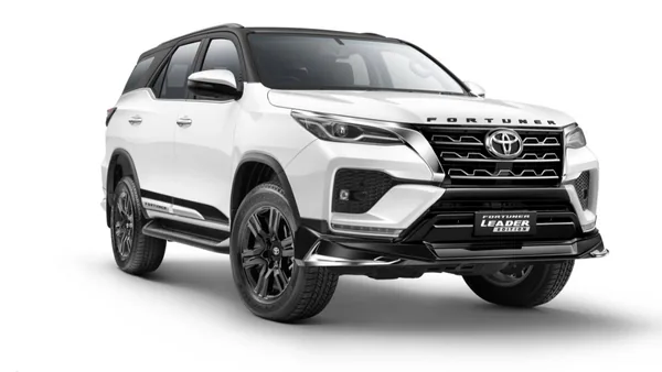 Toyota_Fortuner_1713770811392_1713770821530